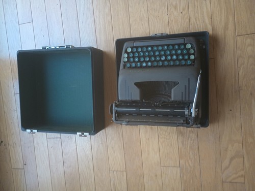 Smith Corona Silent Portable Typewriter Some Key Letter Fade Intl Sale - Picture 4 of 4