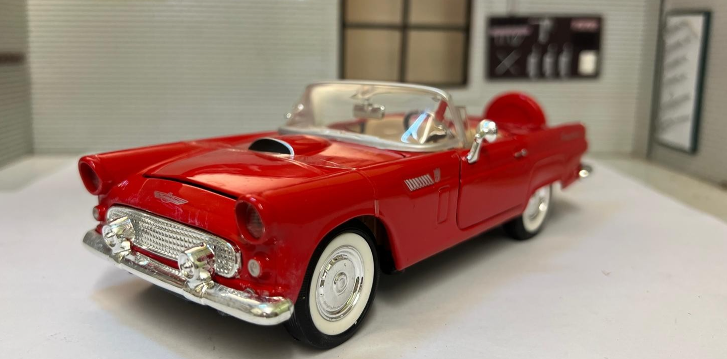 Ford Thunderbird 1956 Red 1:24 Scale Motormax detailed Diecast Model Car A345B
