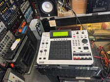 AKAI LIMITED EDITID WHITE MPC 2500 CD/HD,128M ,drum Pad Sampler  ARMENS