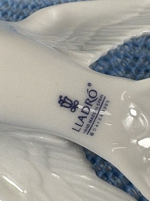 Laden Flying Dove Faus s 1995 Porcelain Christmas Ornament 
