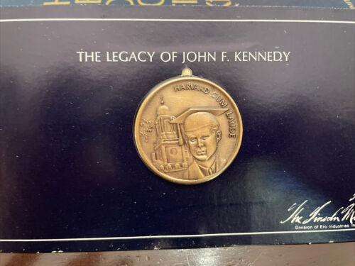 Bronze-Runde aus dem Vermächtnis von JFK ""Harvard Cum Laude - Bild 1 von 2