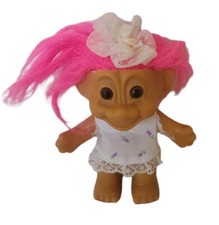 VINTAGE RUSS TROLL PINK COLORED HAIR BROWN EYES W/ BOW AND WHITE FLOWERED DRESS