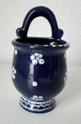 Gmundner Keramik Dirndl blau Blumentopf Wand 6,5 cm GK1867 (2512DE28) 05/26 - Bild 1 von 4