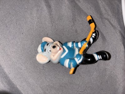 Vtg 1996 ShowBiz Pizza Time Chuck E Cheese 2.25'' Hockey Player PVC Toy Figure