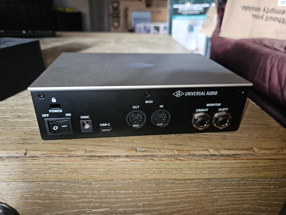 Universal Audio Volt 2 USB 2.0 Audio Interface B-Stock - Image 3 of 4