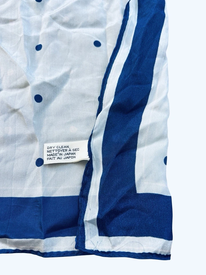 Bufanda vintage de lunares 100 % seda azul claro y azul marino de diseñador Vana Foto 4 de 4