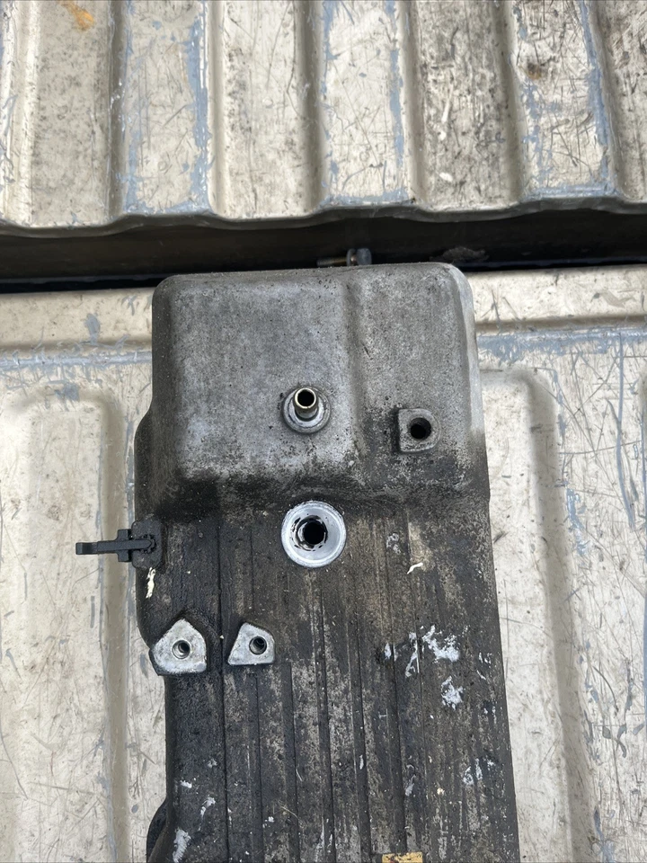 Cubierta de válvula Mitsubishi Mighty Max 1990-1996 OEM 4G64 Foto 2 de 4