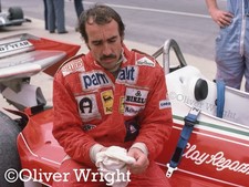 Argilla Regazzoni seduto sulla sua Ferrari 312T2 1976 - Foto a colori