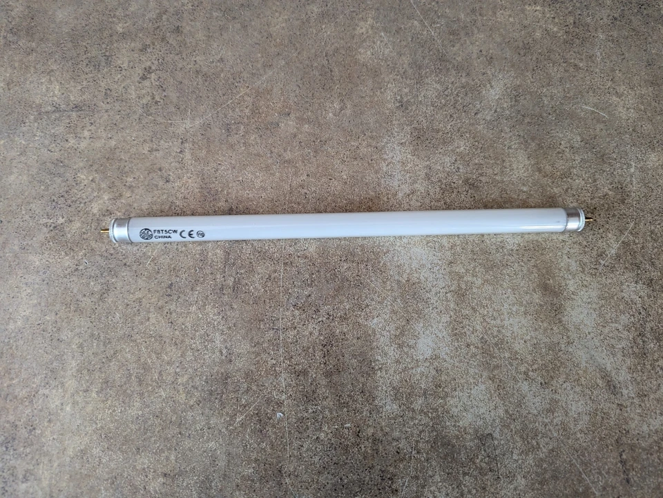 LOTE DE 24 BOMBILLAS FLUORESCENTES GE LIGHTING F8T5/CW 8 VATIOS BLANCO FRÍO 12" IT-41 Foto 2 de 4