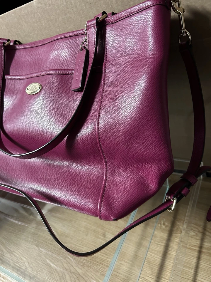 Bolso de hombro Coach Peyton de cuero saffiano magenta Foto 4 de 4