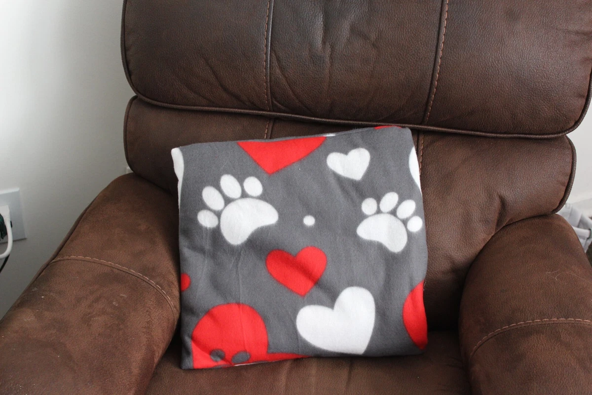 QUILLOW FLEECE Puppy Paws THROW LAP BLANKET 41 x 47 folds to