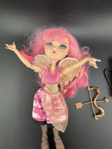 Muñeca Ever After High - C.A. Cupido Lanzamiento Original, Incluye la mayoría de los accesorios - Imagen 3 de 5