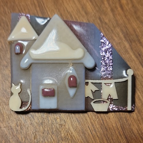 Lucinda Haus Anstecknadel Brosche Haus Wäscheleine mit Tüchern und weißer Katze.