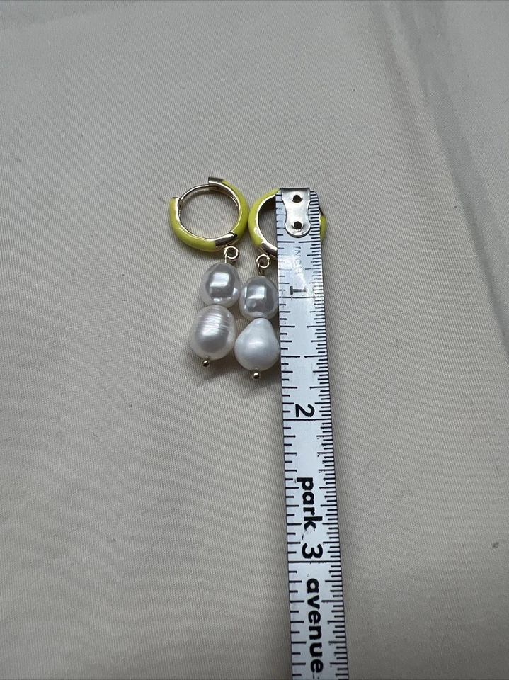 Huggies de perlas de agua dulce esmaltadas amarillas calientes. Foto 4 de 4