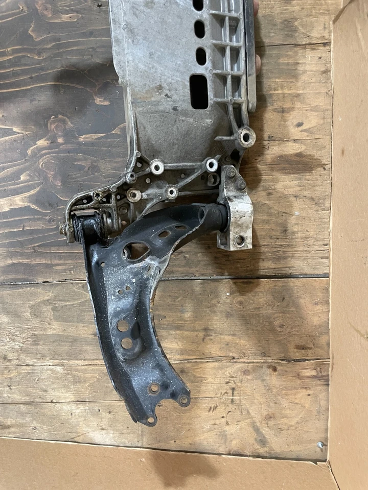 Volkswagen Tiguan T5 2013-2020 motor subchasis cuna travesaño 199369 OEM. Foto 3 de 4