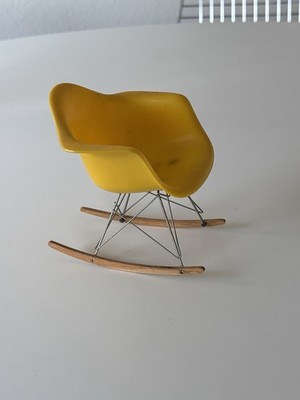 Vitra Miniatur Fiberglass Schaukelstuhl RAR Sammlerstück Spielzeug Modell