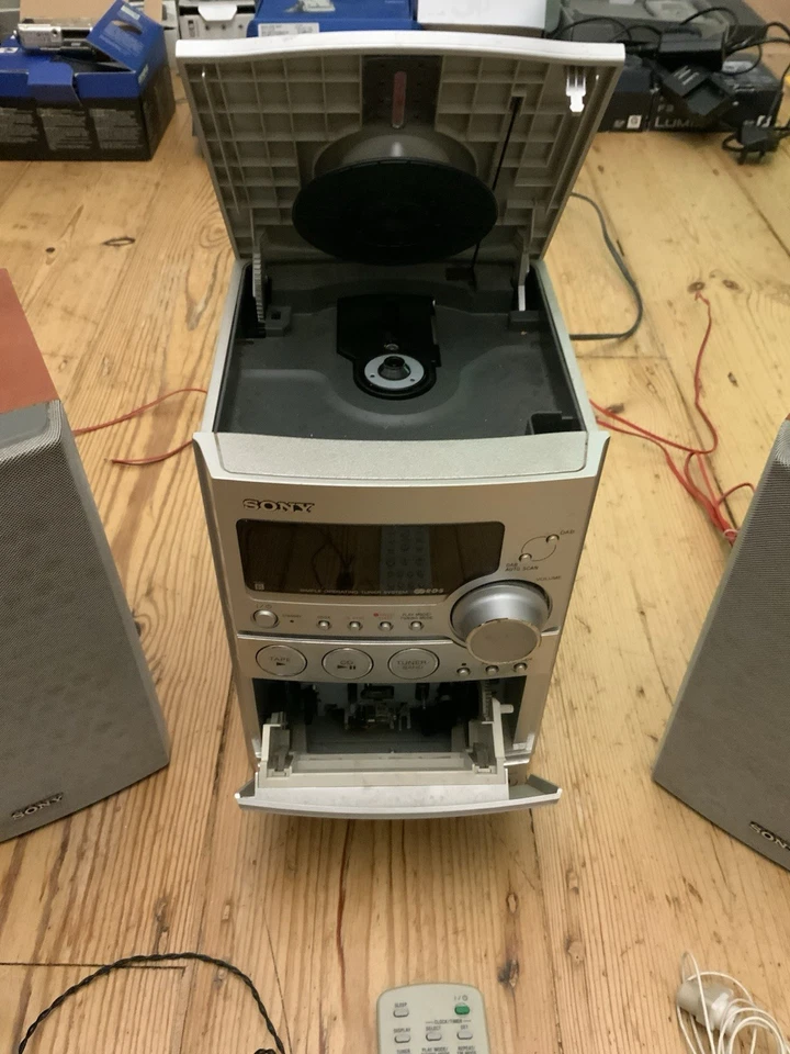 Sony CMT-NEZ7 DAB Micro Hi-Fi DAB/CD/Cassette System with Speakers and Remote - Image 3 of 4