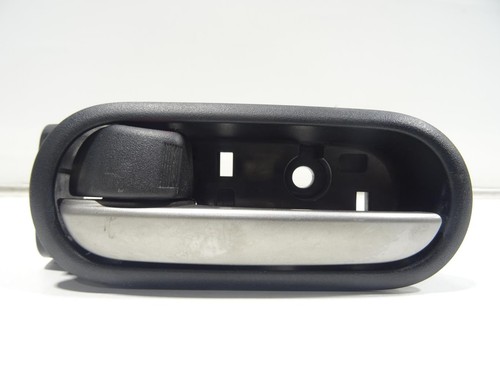 PORTIERGREEP BINNEN LINKS ACHTER Mazda 2 (DE) DP745933002 - Afbeelding 1 van 3