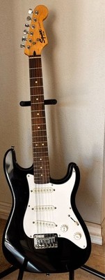 2017 SQUIRE by FENDER STRATOCASTER SSS BLACK/WHITE