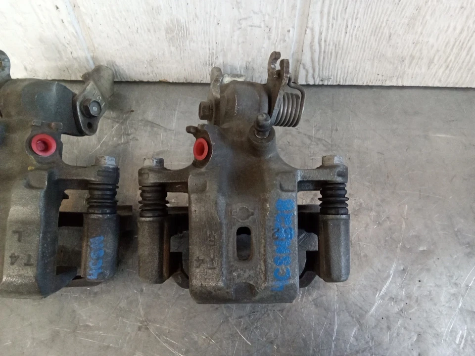 Juego de pinzas de freno traseras Nissan Sentra 2000-2006 OEM Foto 4 de 4