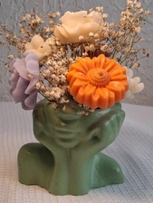 Florero Mujer Pensativa Con Flores De Cera