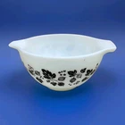 Pyrex 441 Gooseberry Black & White 1-1/2 Pint Cinderella Mixing Bowl