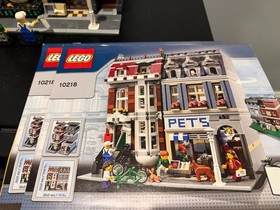 LEGO Creator Expert 10218 Pet Shop &ndash; Modular Building Set, 2,032 Pieces