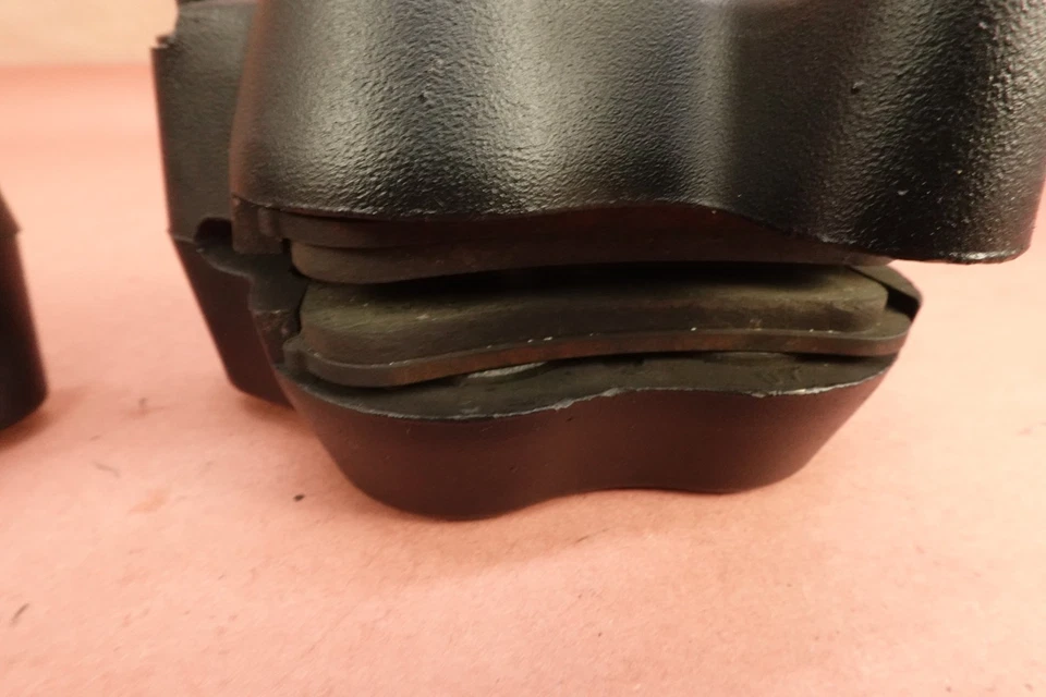 Pinça de freio dianteira Harley Davidson Dyna Fat Bob FXDF 2008-2013 direita esquerda - Imagem 2 de 4