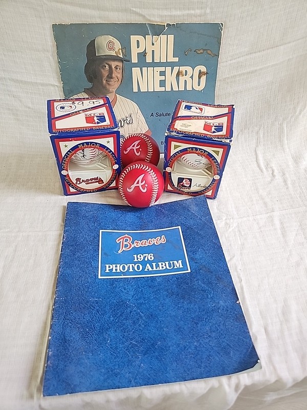 Vtg 70s And 90s Braves Lot 2 Signed 90s Balls 91' & 92' 1976 Photo Album Neikro