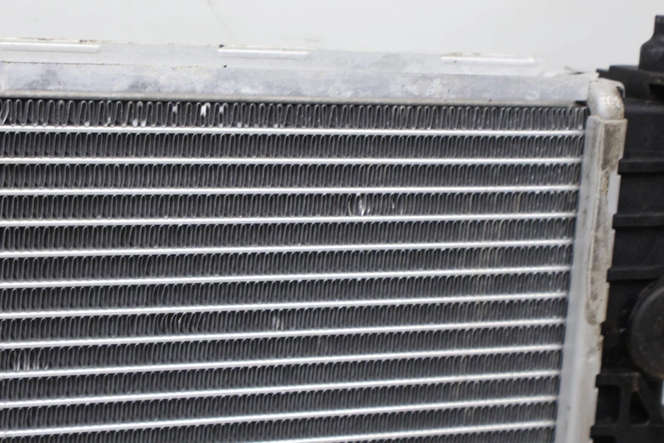 AUDI A4 QUATTRO 1996-2001 2,8 L - Radiador 8D0121251BB Foto 2 de 4