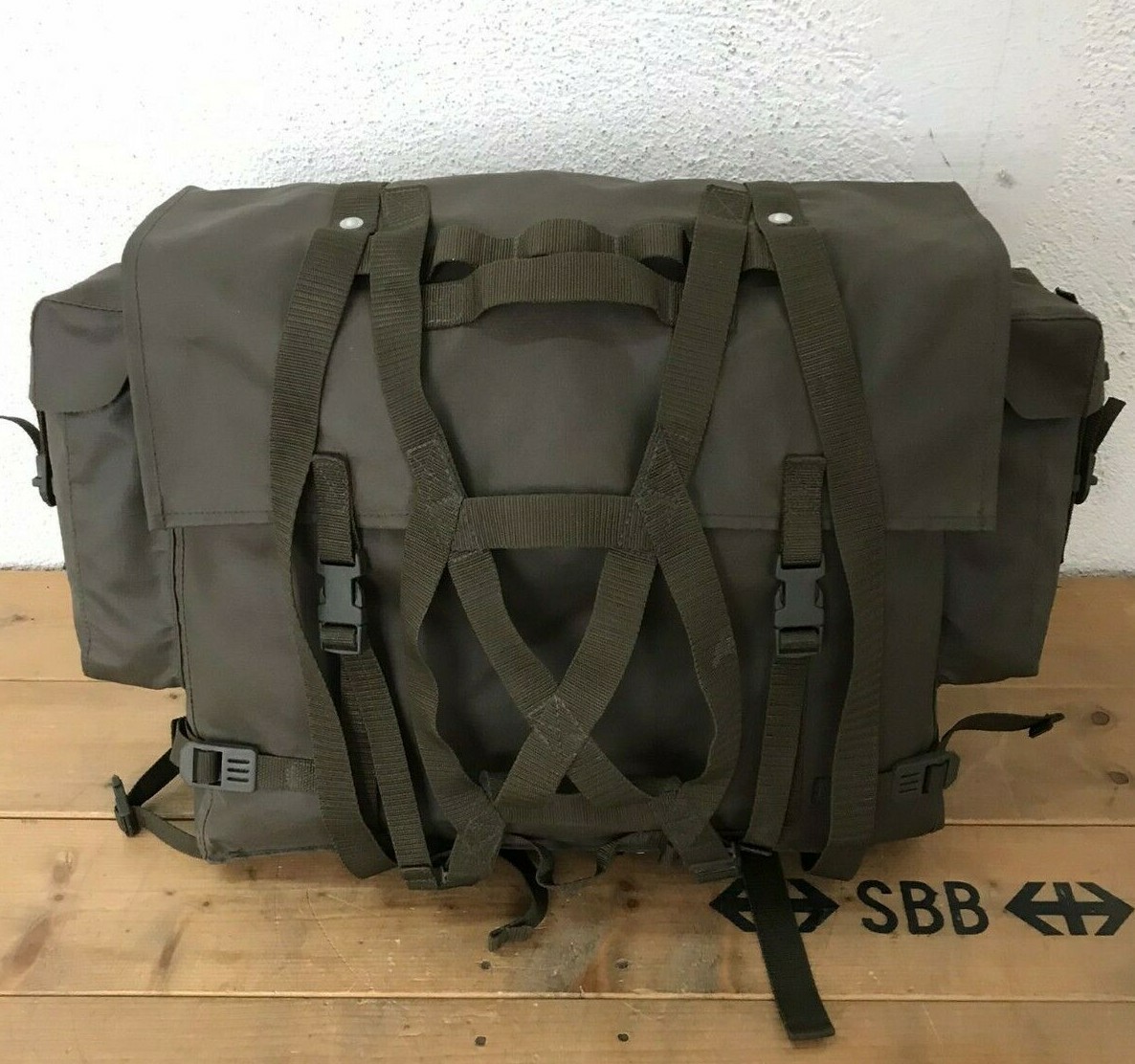 Mochila de plástico militar impermeable militar suizo años 90 vintage