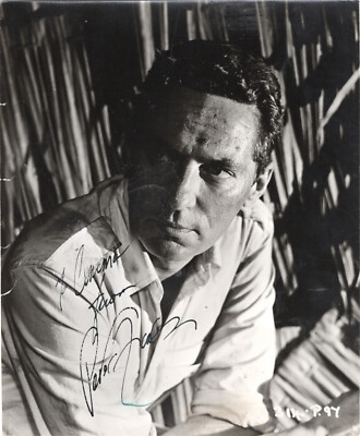 BRITISH OSCAR WINNER ACTOR PETER FINCH, SIGNED VINTAGE PHOTO.