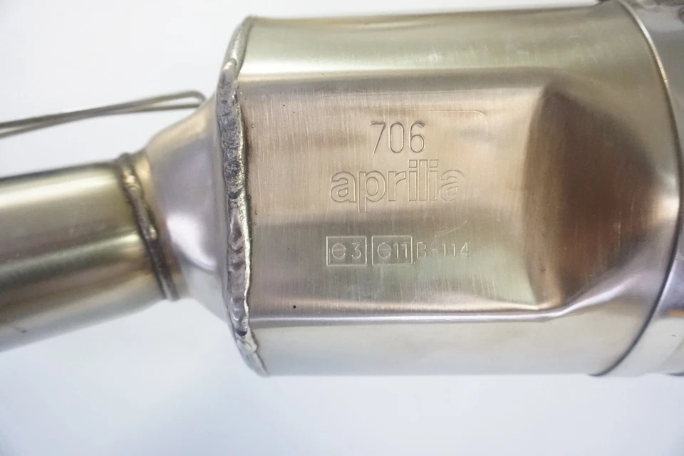 Aprilia Rsv1000 1815 Mille RSV 右排气管消声器 #8119582 起飞 — 第 3/4 张图片