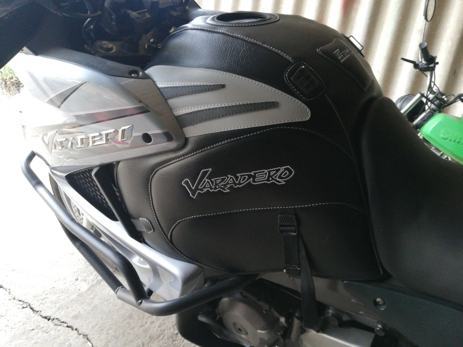 Protection haut réservoir Honda Varadero 1000 anti rayure tapis simili cuir TPR4816