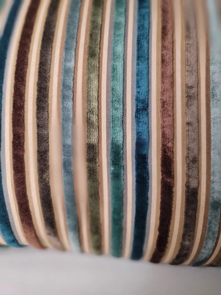 Pier 1 Imports Terciopelo Rayas Lumbar Almohada Colores Pavo Real Cremallera Cierre Foto 3 de 4