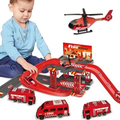 Kinderbahn Parkplatz Spielzeug Parkhaus PKW Gebäude Feuerwehr Polizei.