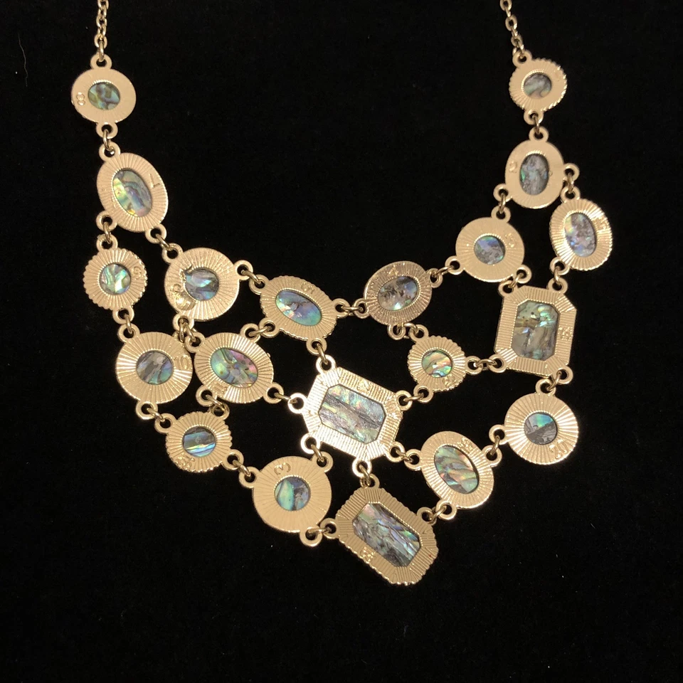 Collar llamativo de madreperla imitación tono dorado e iridiscente Foto 3 de 4