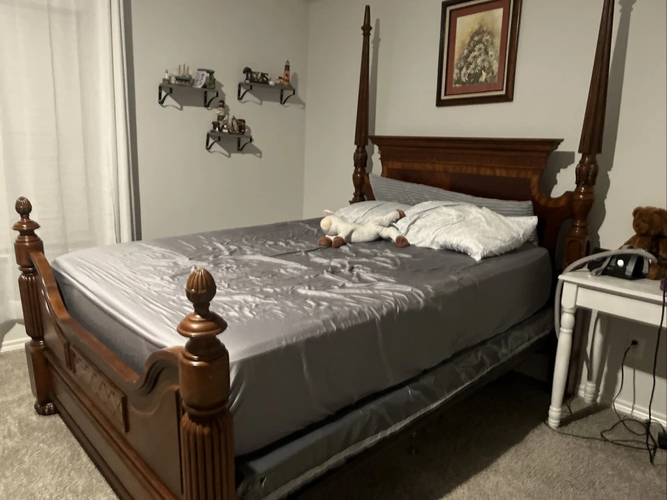 Marco de cama antiguo de madera oscura burl tamaño queen Foto 3 de 4