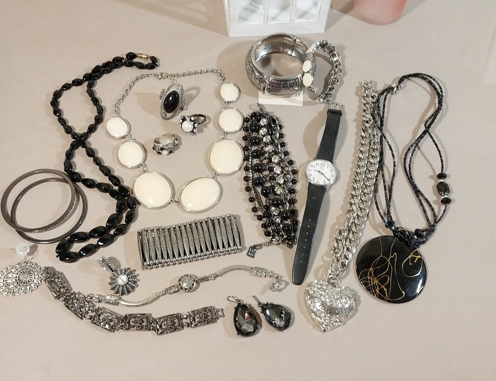 - Jewelry Silver/Black/Metallic/White pieces Lot 19 - vintagewatches.pk