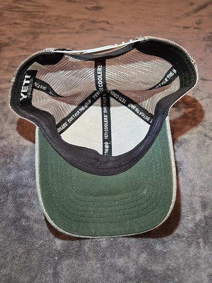 Gorra de béisbol de malla ajustable gris con patrón de peces YETI Foto 2 de 4