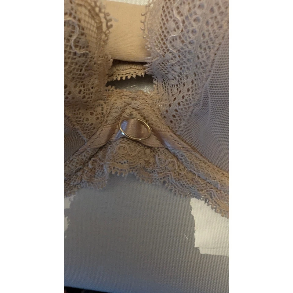 Sujetador Chantelle beige con ribete de encaje push up con aros correas ajustables Foto 2 de 4