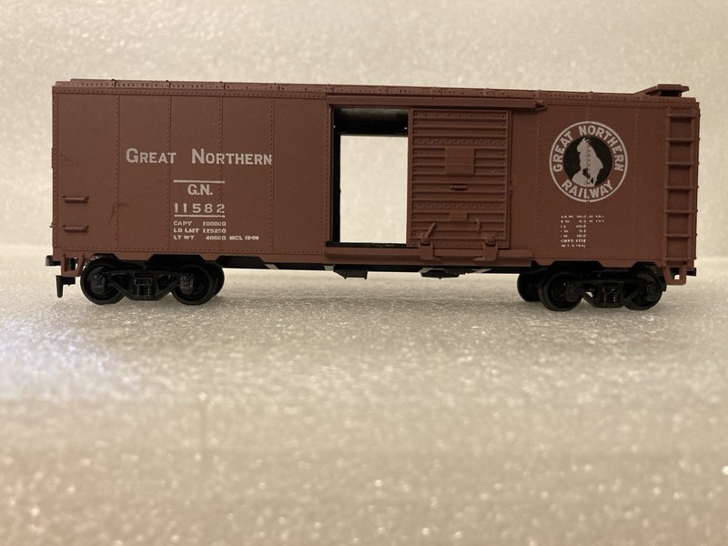 Athearn HO Great Northern 40’ Box Car With Sliding Doors 9182-G5495-225