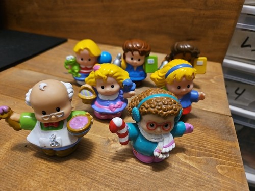 Vintage Fisher Price Little People Lot Of 7 Figures - L4