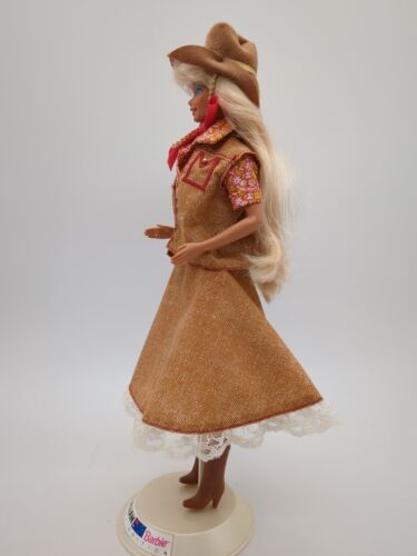VTG DOLLS OF THE WORLD *AUSTRALIAN* BARBIE WITH SHOES AND STAND Displayed Only - Picture 3 of 5