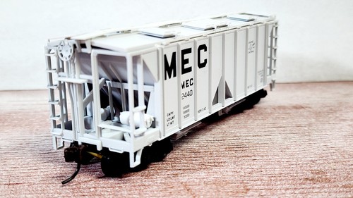 Maine Central RR 70 Ton 2 Bay Covered Hopper 2440 Bowser 56374 Owner Built HO - Picture 4 of 7