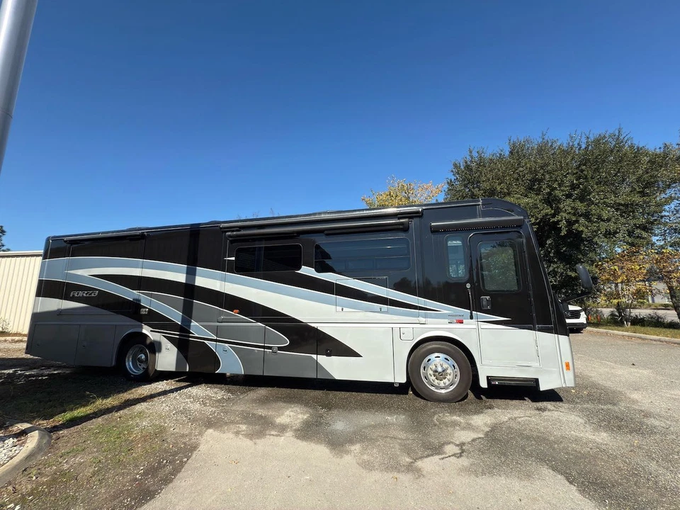 Winnebago Forza Class A Motorhome Freightliner Cummins Diesel 1-Owner Low Miles - Image 2 of 4