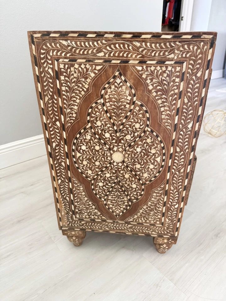 Cajonera antigua anglo india festoneada Foto 2 de 4