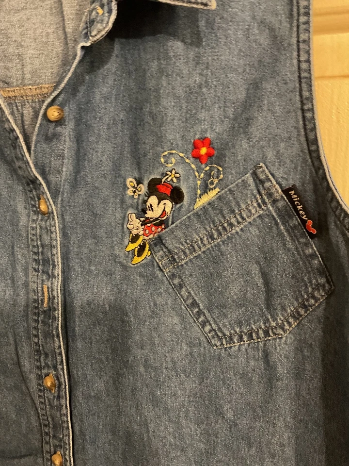 De colección.*Camisa Disney Denim Sin Mangas Bordada MIckey MOUSE XL 46" Pecho Foto 3 de 4
