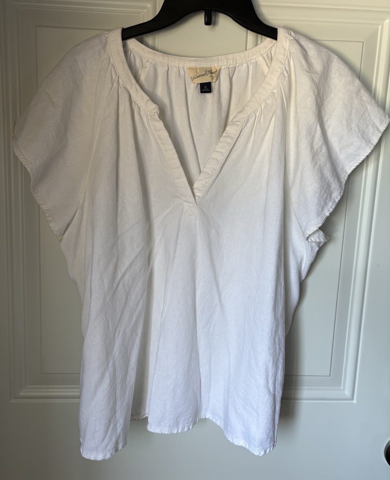 • Universal Thread White Short Sleeves V-neck Blouse Women’s Size Xl