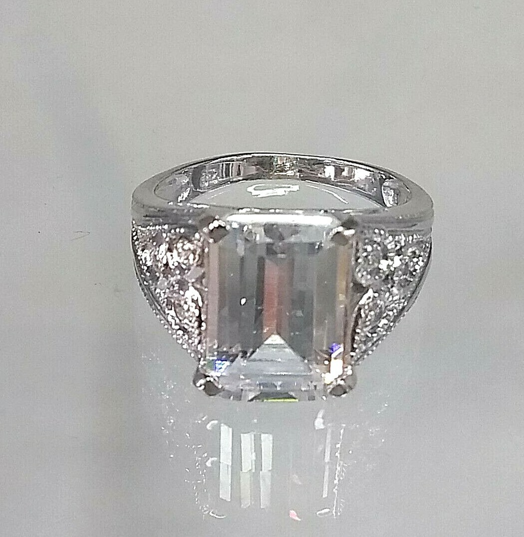 Fabulous 9ct White gold Hallmarked Statement Cubic Zirconia ring (SHOW